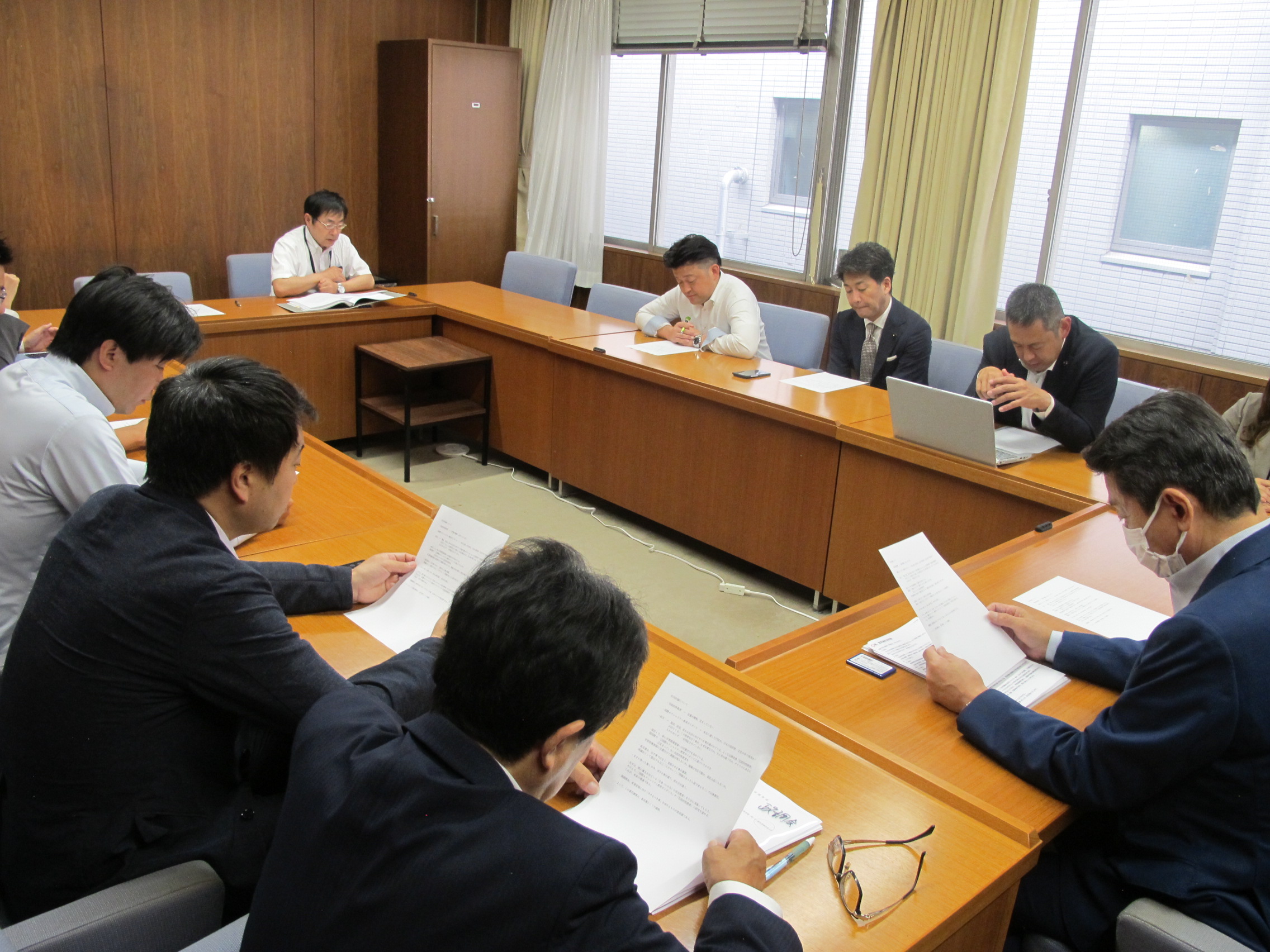 議会中のひとこま：意見書の検討をかさねる